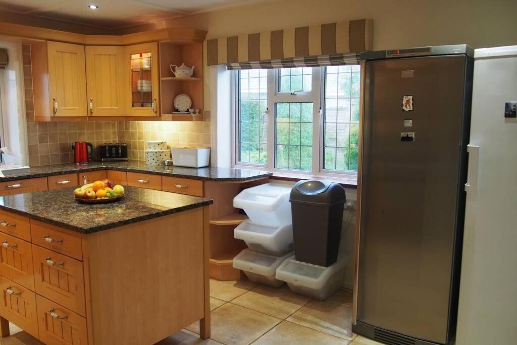 Hectors House Comfortable 4 Bed House In Mature Gardens Yelverton Esterno foto