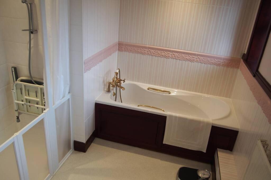 Hectors House Comfortable 4 Bed House In Mature Gardens Yelverton Esterno foto