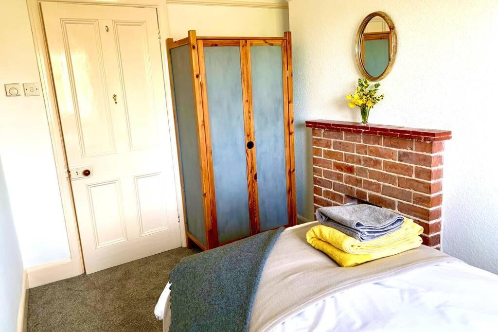 Hectors House Comfortable 4 Bed House In Mature Gardens Yelverton Esterno foto
