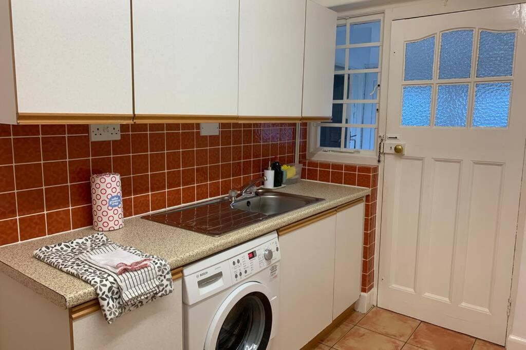Hectors House Comfortable 4 Bed House In Mature Gardens Yelverton Esterno foto
