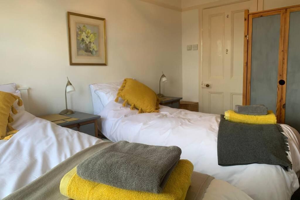 Hectors House Comfortable 4 Bed House In Mature Gardens Yelverton Esterno foto